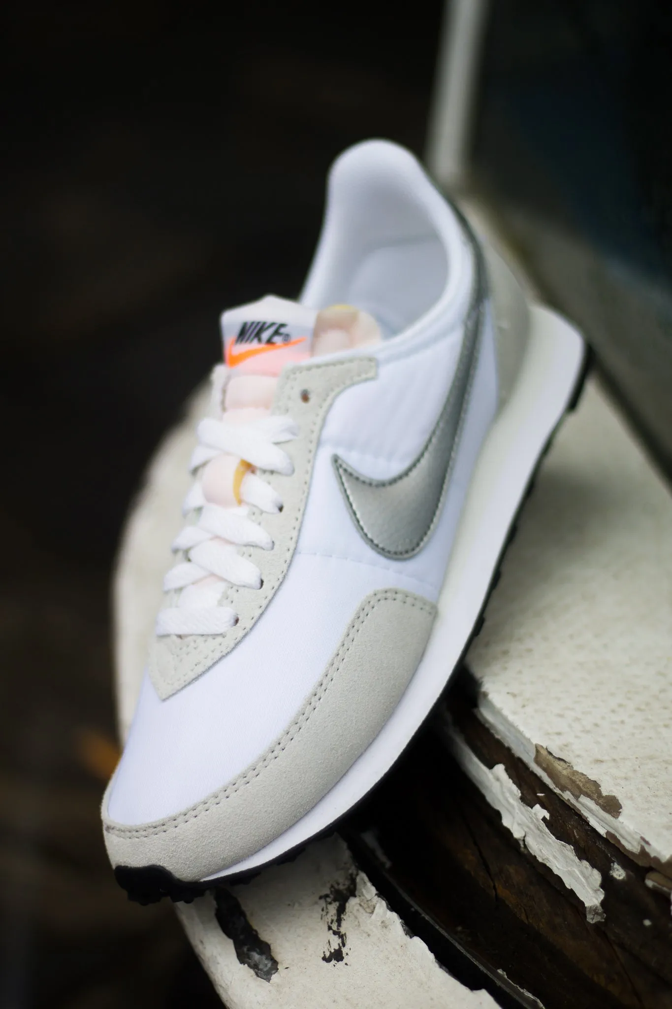 W NIKE WAFFLE TRAINER 2 "WHITE/METALLIC SILVER"